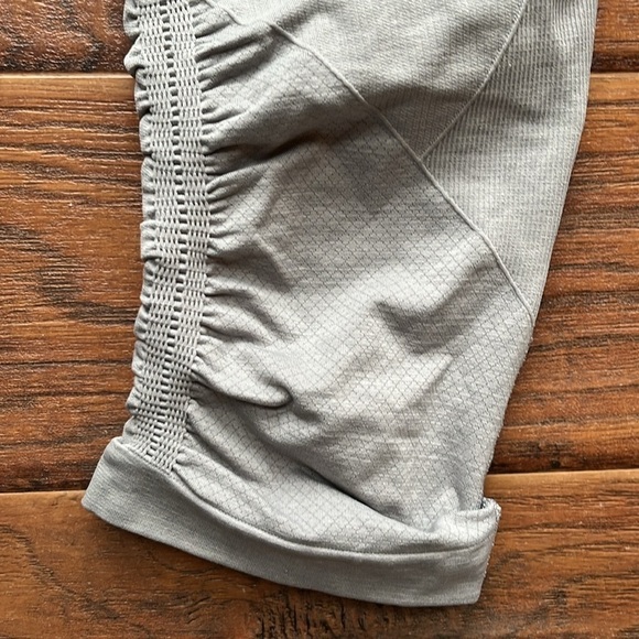 Lululemon The Flow Crop Ruched Capris - Size 6 - Picture 5 of 10